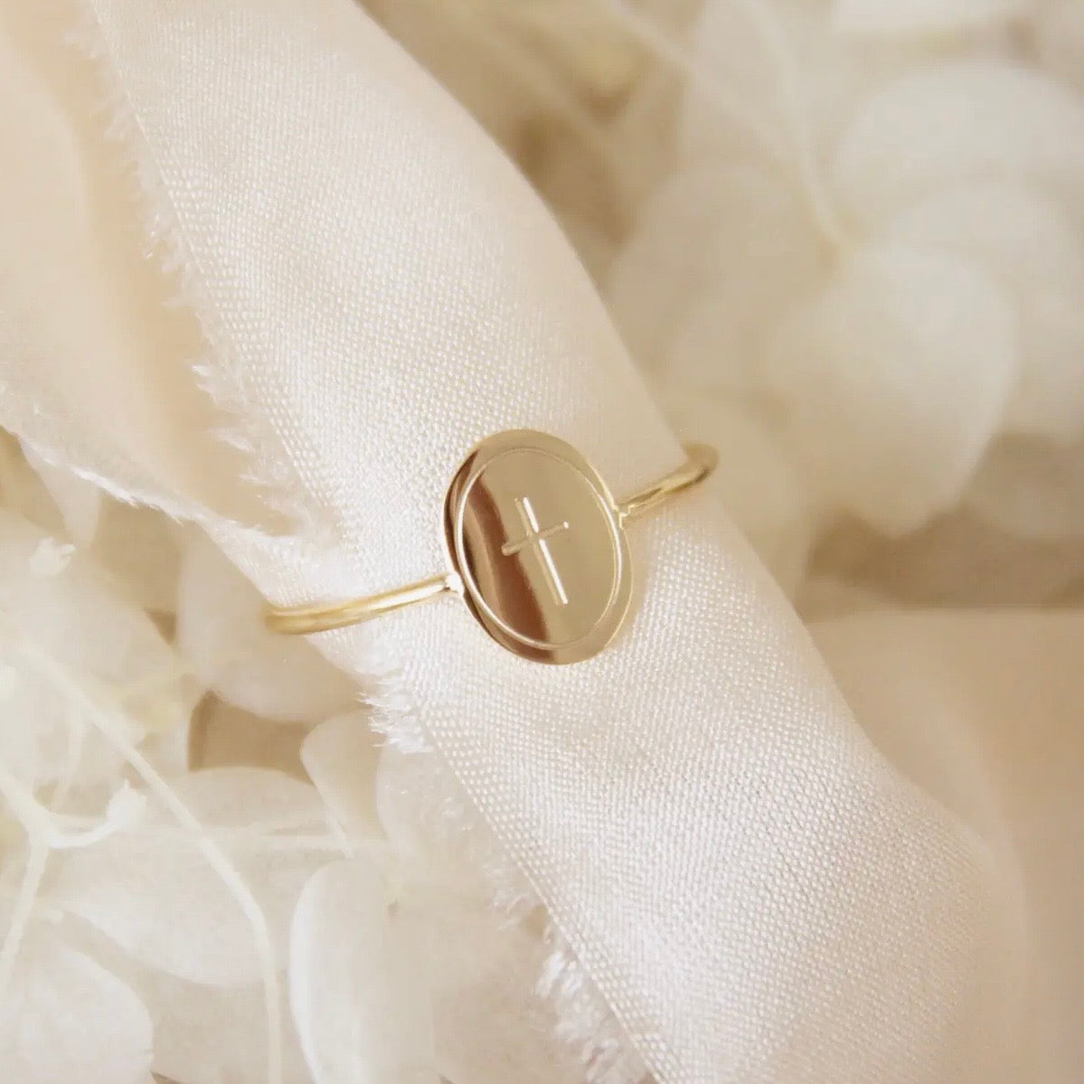 LoveStory Ring | Oval Engraved Cross