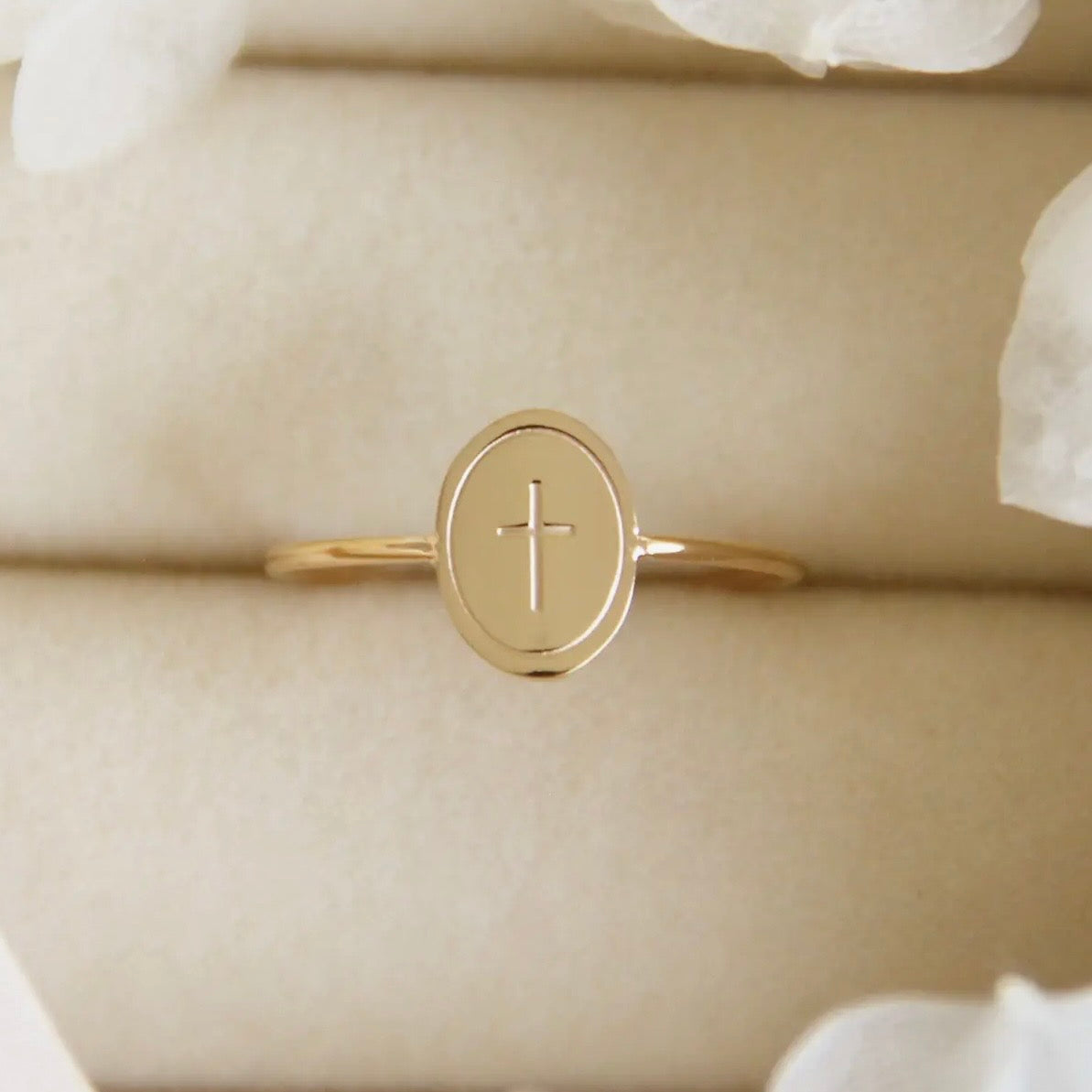 LoveStory Ring | Oval Engraved Cross